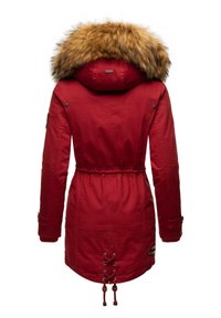 Röd parkas med foder i fuskpäls på huvan. Har dragsko i midjan, texturerade ärmar och knappar som dekoration. Slät tyg med en figursydd klädsel.