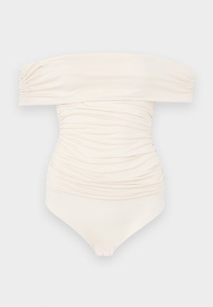 Off-shoulder, kremfarget badedrakt med rynket design, som har en glatt tekstur og trykknappslukking nederst.