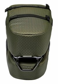 Grüner, strukturierten Rucksack mit einem Diamantmuster, schwarzen Reißverschlüssen und Riemen. Verfügt über einen stabilen Griff und einen glatten unteren Bereich.
