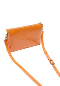 Pomarańczowa torebka crossbody z lakierowanej skóry, z zamkiem błyskawicznym, w płaskim prostokątnym kształcie oraz z regulowanym paskiem do wszechstronnego noszenia.