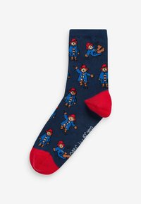 Meripihan sukat navy yang menampilkan gambar beruang berpakaian biru dengan topi merah, dilengkapi dengan manset dan jari kaki merah, terbuat dari bahan campuran katun.
