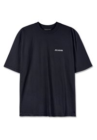 Zwart katoenen T-shirt met korte mouwen, ronde hals en een wit logo op de voorkant. Zachte textuur, relaxte fit en geen zichtbare patronen of accenten.