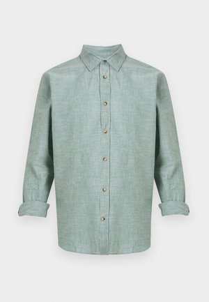 Chemise en lin vert clair à manches longues avec un col pointu et un devant à boutons, manches retroussées aux poignets.