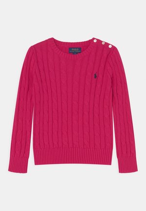 Pull rose vif en maille torsadée avec manches longues, poignets et ourlet côtelés, et détail à trois boutons sur l'épaule gauche. Logo brodé sur la poitrine.