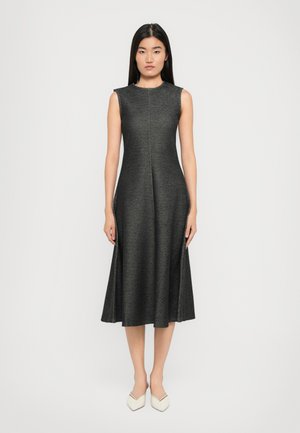 Robe sans manches arrivant au genou en tissu gris foncé avec une texture lisse, présentant un corsage ajusté et un design de jupe évasée.