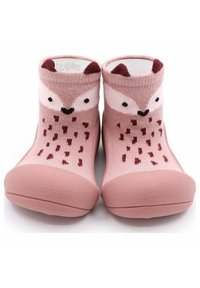 Calcetines infantiles rosas con diseño de zorro, que presentan una suela texturizada y antideslizante, orejas en contraste y un divertido patrón animal.