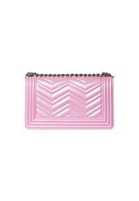 Una borsa a tracolla rosa con una trama a zigzag, dotata di una tracolla in metallo argentato, su uno sfondo bianco.
