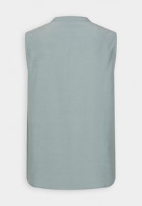 Chemise sans manches bleu clair avec un col, texture lisse et ourlet arrondi. Vue arrière mettant en avant un design épuré et minimaliste.