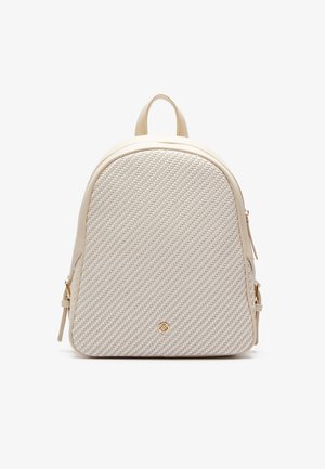 Krémový pletený batoh s zaobleným tvarem, zlatými kovovými detaily a texturovaným povrchem. Obsahuje dva boční zipy a horní ucho.