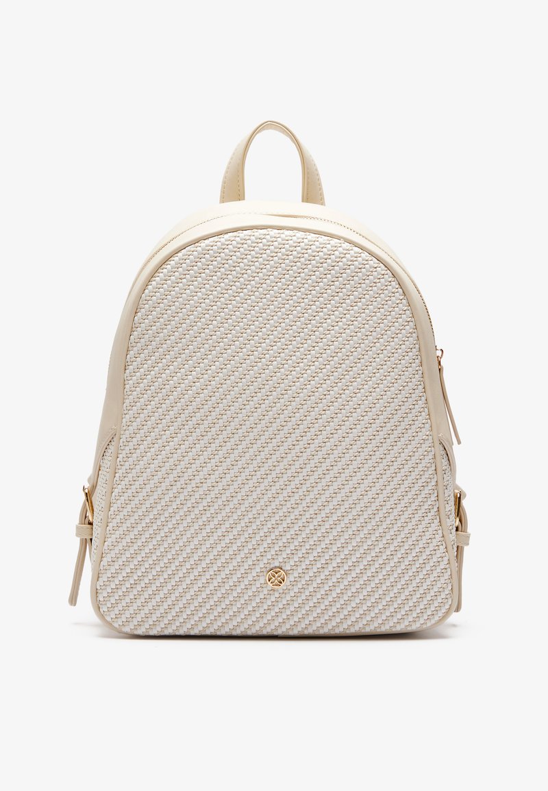 Krém színű, fonott hátizsák lekerekített formával, arany színű fém díszítésekkel és textúrált felülettel. Két oldalsó cipzárral és egy felső fogantyúval rendelkezik.