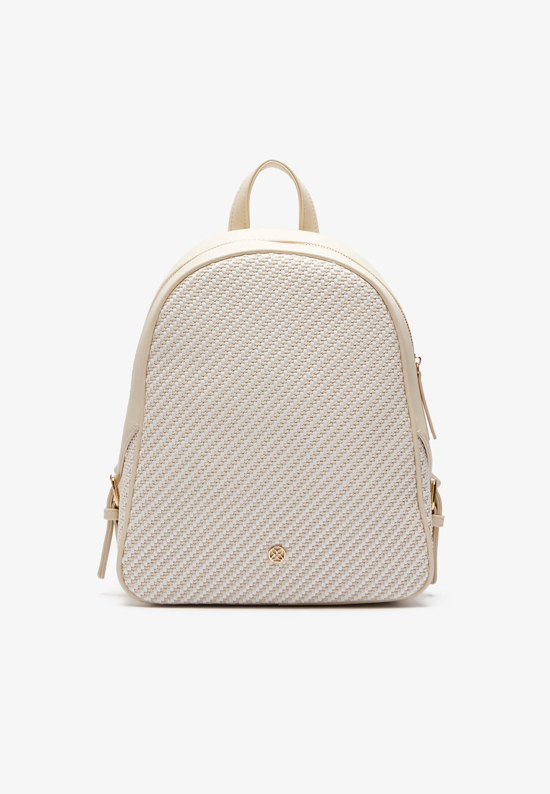 Krém színű, fonott hátizsák lekerekített formával, arany színű fém díszítésekkel és textúrált felülettel. Két oldalsó cipzárral és egy felső fogantyúval rendelkezik.