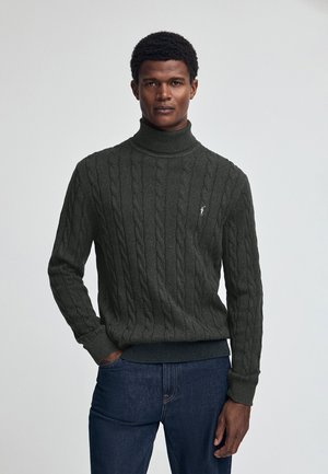 Dunkelgrüner Strickpullover mit Rollkragen, mit gerippten Bündchen und Saum, der ein kleines gesticktes Logo auf der Brust trägt.