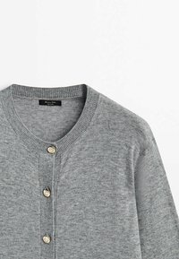 Cardigan gris clair en maille avec encolure ronde, col côtelé et quatre boutons décoratifs argentés sur le devant.