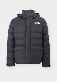 Giubbotto imbottito nero con cappuccio, caratterizzato da un design trapuntato, chiusura frontale con zip, tasche laterali e logo bianco sul lato sinistro del petto.