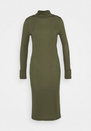 Rippendes, langärmeliges Kleid in Olivgrün. Hat einen hohen Ausschnitt und eine taillierte Silhouette, mit leichter Textur durch vertikale Streifen.