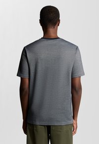 Grå kortærmet t-shirt med rund hals, der har en glat tekstur og et subtilt meleret mønster på stoffet.