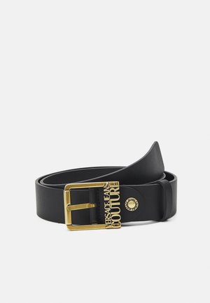 Schwarzer Ledergürtel mit goldener rechteckiger Schnalle, graviert mit "Versace Jeans Couture" und passendem goldfarbenem Knopfdetail.