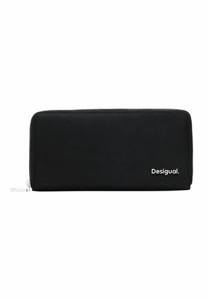 Portafoglio nero con zip realizzato in materiale liscio, caratterizzato da un logo "Desigual." in argento sulla parte anteriore, con un design rettangolare semplice e linee pulite.
