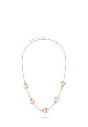 Delikat halskæde i rosaguldbelagt kæde med fem jævnt fordelt solide hjerteformede vedhæng og justerbar glide-lås.