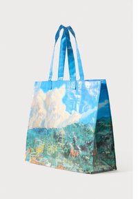 Modrá taška vyrobená z lesklého materiálu, s potiskem krajiny z oblaky a zelení. Dvě pevné ucha pro snadné nošení.