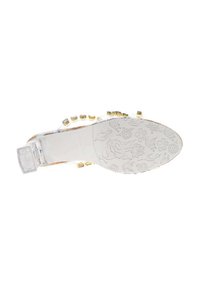 Chaussure à talon transparent avec une tige transparente, ornée de perles dorées. Présente une semelle extérieure blanche texturée avec des motifs floraux.