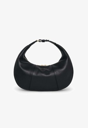 Sac à main en cuir noir avec une forme incurvée et une surface texturée. Comprend une poignée courte et une fermeture éclair dorée.
