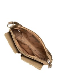 Borsetta in tessuto beige con chiusura a zip, caratterizzata da una fodera interna liscia con branding ripetuto. Include tasche laterali e hardware in tono dorato.