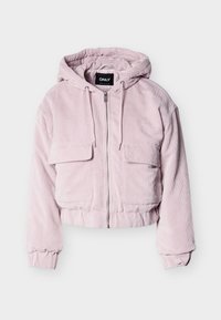 Κοντό ροζ σακάκι από κορντούρα με κουκούλα, εμπρόσθιο φερμουάρ, δύο τσέπες στο στήθος και ελαστικές μανσέτες και τελείωμα. Υφασμα με υφή και κάθετες γραμμές.