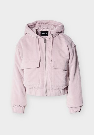 Casaco rosa em veludo cotelê curto com capuz, fecho de correr frontal, dois bolsos no peito e punhos e bainha elásticos. Tecido texturizado com linhas verticais.