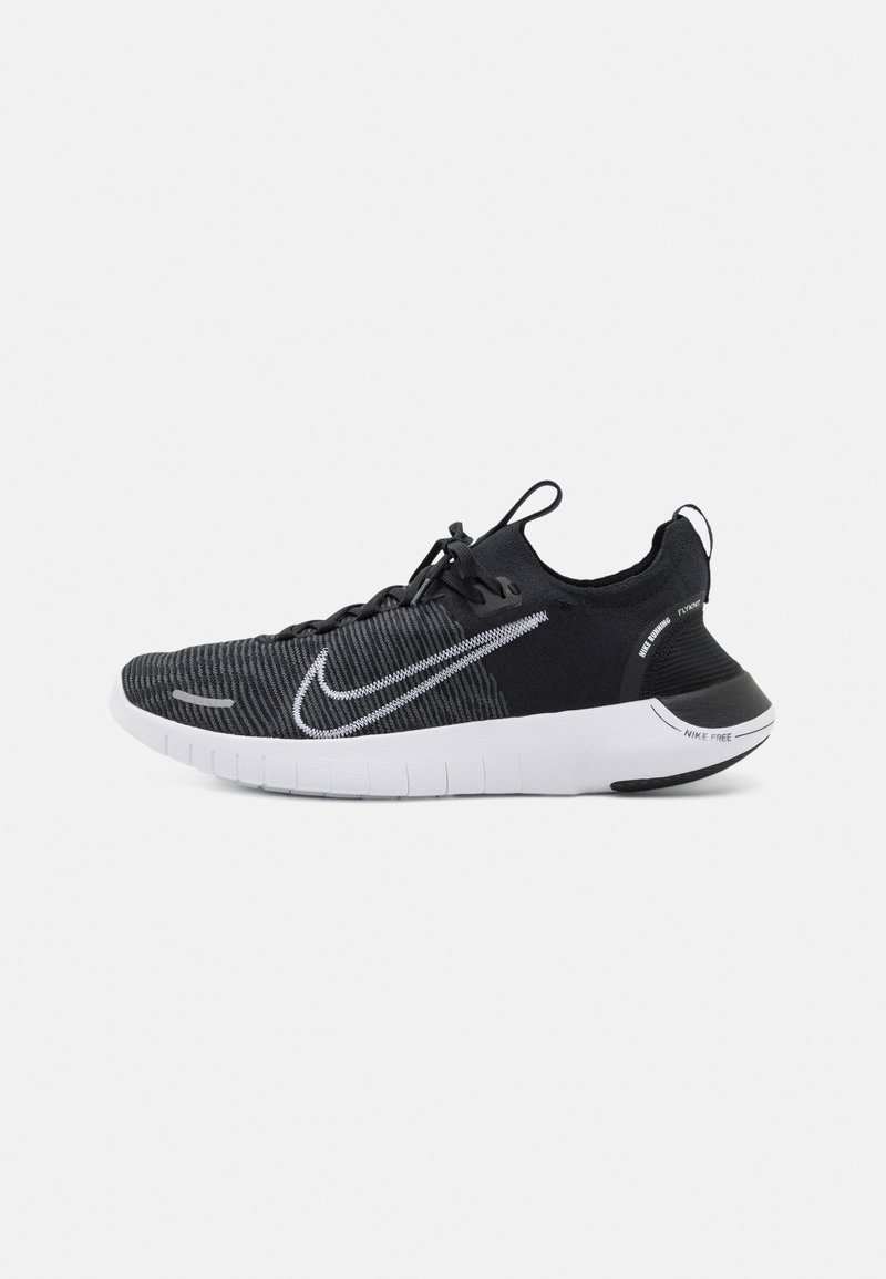 Čierne športové topánky s textúrovaným zvrškom, s bielym logom Nike, nízkoprofilovým dizajnom a vystlanou bielou podrážkou.