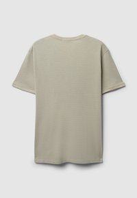 T-shirt beige chiaro a maniche corte, tessuto testurizzato con un sottile motivo a coste, colletto rotondo e orlo dritto.