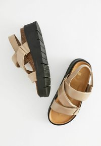 Next SOFT ASYMMETRIC CHUNKY - Sandále s klinovým opätkom - taupe brown
