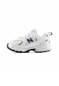 Sneaker sportivo bianco con pannelli in rete e pelle, logo "N" nero sul lato, accenti neri sulla suola e sul tab di estrazione del tallone.