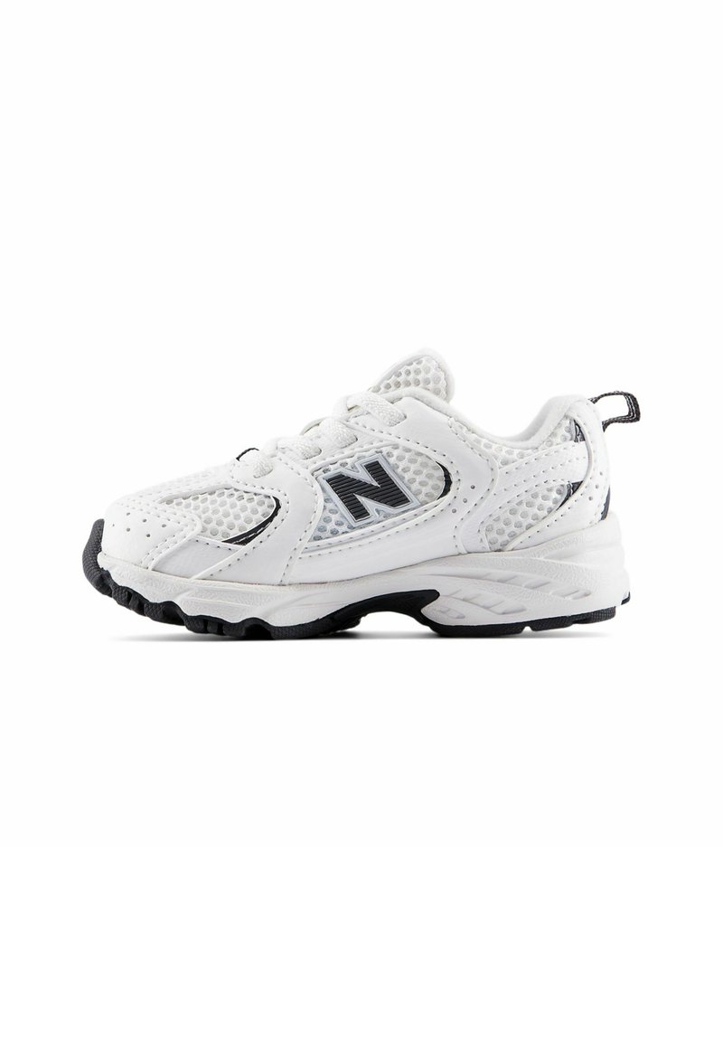 Sneaker sportivo bianco con pannelli in rete e pelle, logo "N" nero sul lato, accenti neri sulla suola e sul tab di estrazione del tallone.