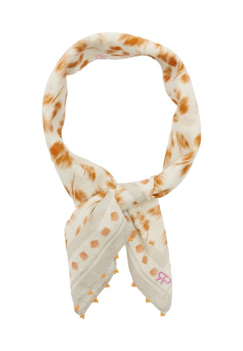 Lekki, kremowy szalik z pomarańczowym wzorem tie-dye oraz małymi pomarańczowymi pomponami na krawędziach. Tkanina nadająca się do prania w pralce.