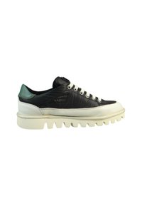Czarne i białe sneakersy z teksturowanym wierzchem, zielonym akcentem na pięcie, okrągłym noskiem, sznurowaniem oraz masywną gumową podeszwą z wyraźnym bieżnikiem.