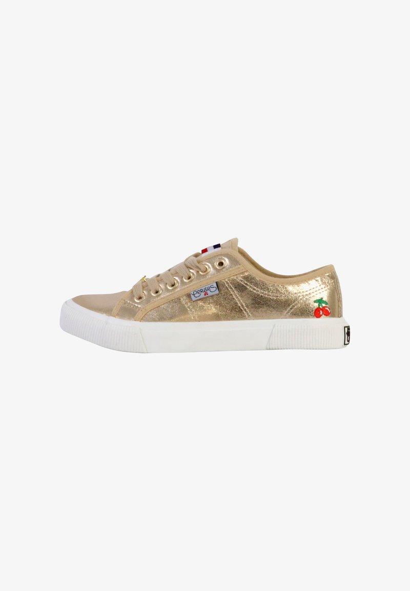 Sneaker in tela metallica dorata con suola in gomma bianca, punta rotonda e ricamo di ciliegia. Presenta una chiusura con lacci e un'etichetta con logo.