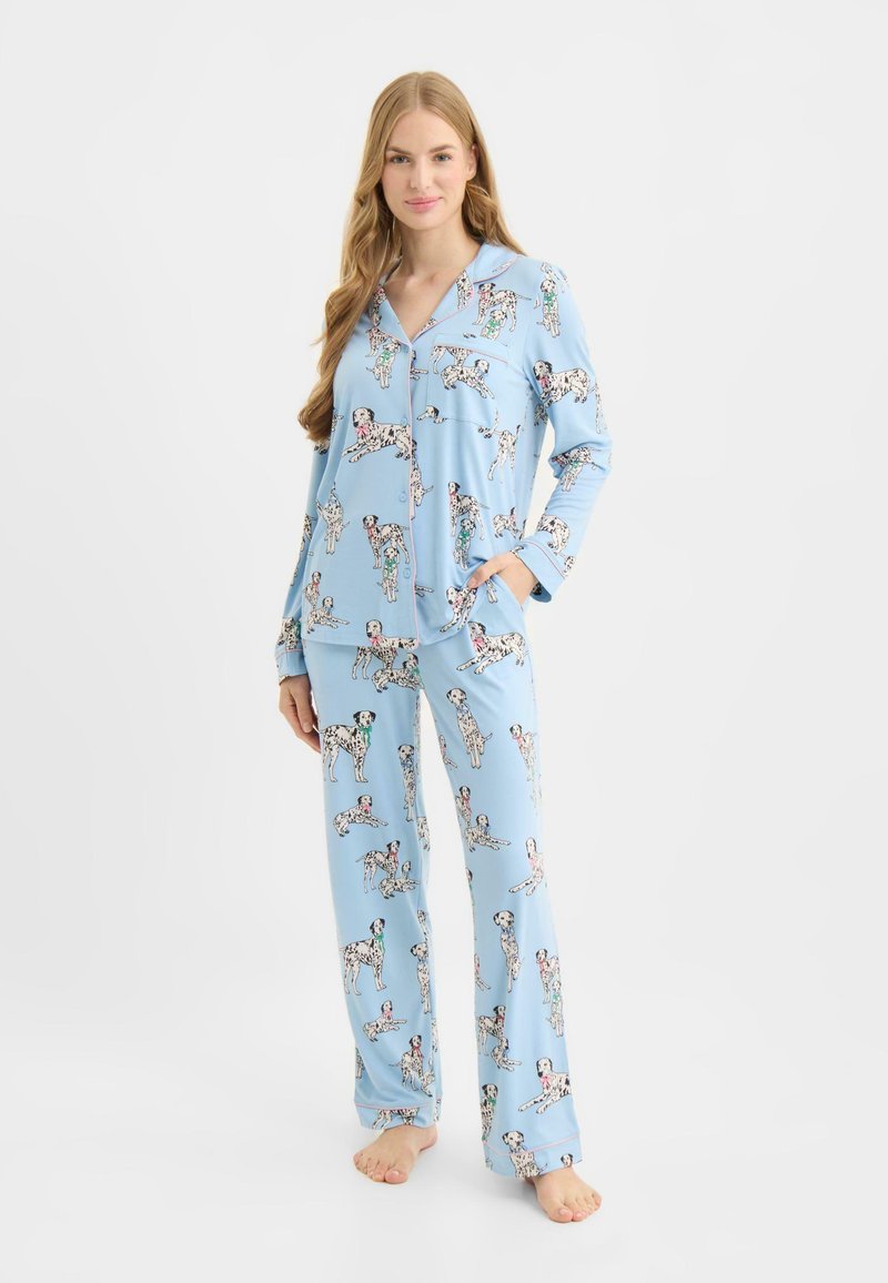 Hellblaues Pyjama-Set aus weichem Stoff mit verspieltem Dalmatiner-Muster. Langärmlig und mit locker sitzender Hose.