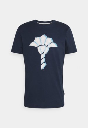 Námořnická modrá trička s bílým a světle modrým grafickým designem s motivem mušle. Vyrobené z měkké bavlny, s kulatým výstřihem a krátkými rukávy.