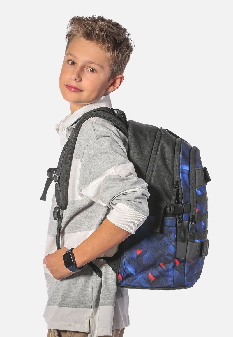 Černý a modrý batoh se geometrickým vzorem, nastavitelnými popruhy, zipy a bočními kapsami. Vyrobeno z odolné látky.