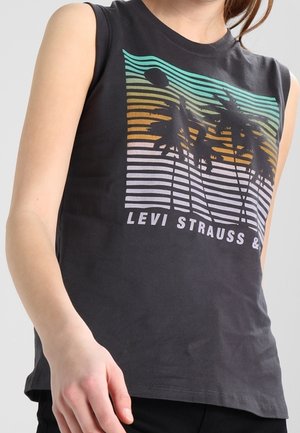 Mouwloze zwarte shirt met kleurrijke horizontale strepen, silhouetten van palmbomen en gedeeltelijke tekst "Levi Strauss & Co." aan de voorkant.