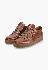 Baskets en cuir brun avec des accents texturés, bout rond et couture à motifs, dotées de lacets bruns et d'une semelle en caoutchouc.