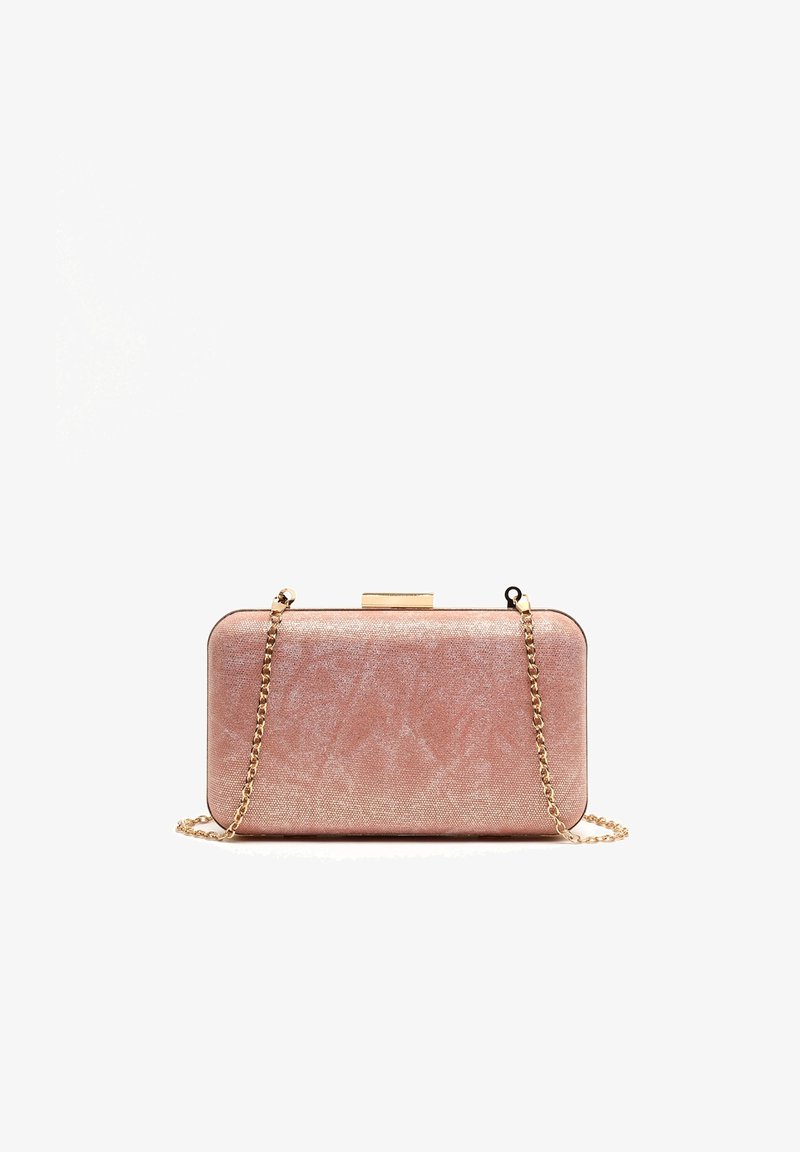 Pochette rectangulaire rose scintillante avec fermoir doré et une bandoulière chaîne dorée sur fond blanc.