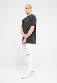 2Y Premium BOYFRIEND  - Avar lõikega teksad - white