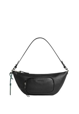 Sac à bandoulière en cuir noir texturé avec une poche zippée à l'avant, une fermeture éclair supérieure incurvée, et une sangle en cuir verte attachée.