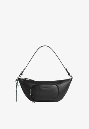 Borsa a tracolla in pelle nera texturizzata con tasca frontale con zip, cerniera superiore curva e dettaglio di cinturino in pelle verde attaccato.