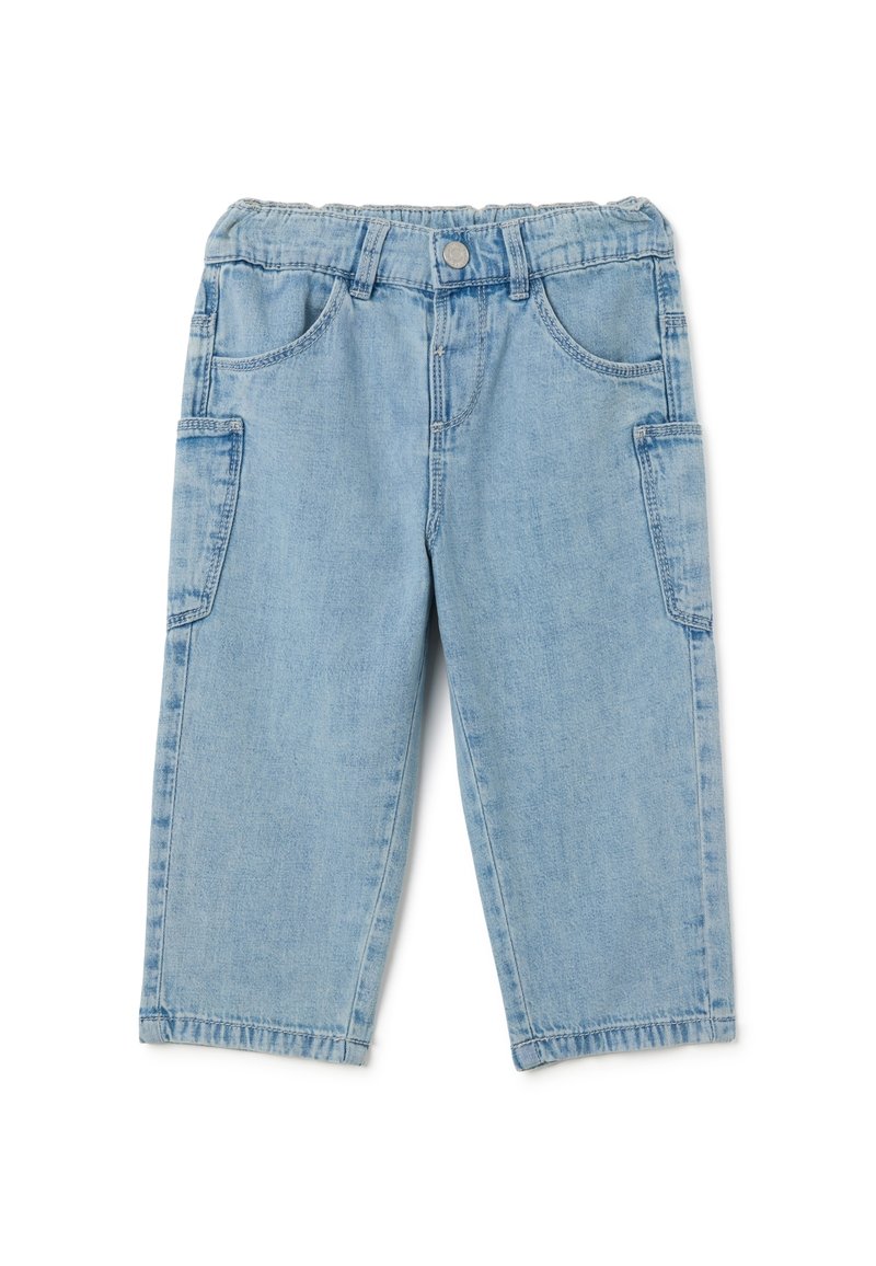 Pantalones de mezclilla de color azul claro con cintura elástica, que cuentan con bolsillos frontales y bolsillos de parche laterales. Corte de pierna recta y detalles de dobladillo cosido.