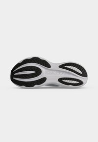 Εξωτερική σόλα παπουτσιού Saucony για τρέξιμο με ασπρόμαυρο σχέδιο πέλματος και χαραγμένο στο κέντρο το όνομα της μάρκας.