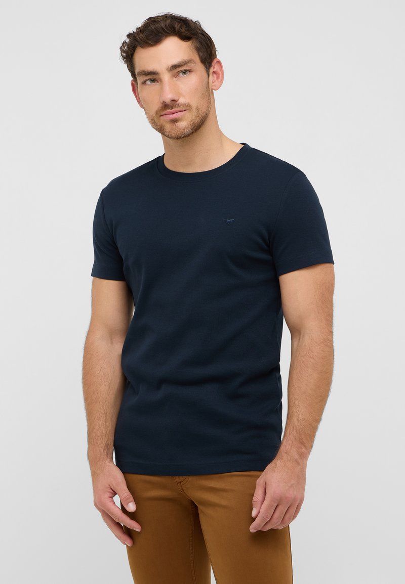 Granatowy t-shirt z krótkim rękawem, wykonany z gładkiej mieszanki bawełny, z okrągłym dekoltem i subtelnym detalem logo na klatce piersiowej.