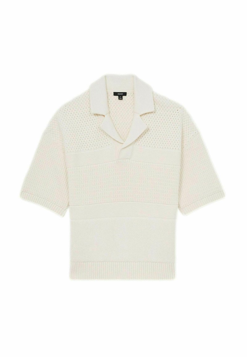 Tricou polo cu mâneci scurte din tricot, de culoare crem deschis, cu un model texturat, guler și tiv ribbate, având o croială lejeră.